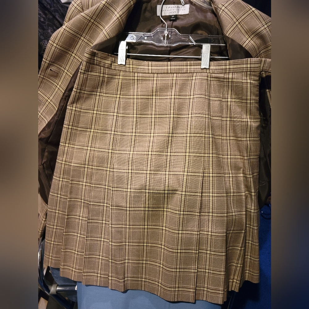 170. Tahari skirt set - Picture 4 of 6